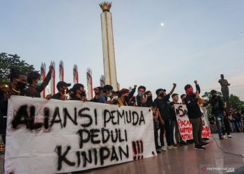 Sejumlah pemuda yang tergabung dalam Aliansi Pemuda Peduli Kinipan (AP2KI) berunjuk rasa di Taman Tugu Soekarno, Palangkaraya, Kalimantan Tengah, Minggu (30/8/2020). ANTARA FOTO/Makna Zaezar/aww.