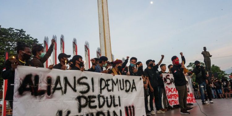 Sejumlah pemuda yang tergabung dalam Aliansi Pemuda Peduli Kinipan (AP2KI) berunjuk rasa di Taman Tugu Soekarno, Palangkaraya, Kalimantan Tengah, Minggu (30/8/2020). ANTARA FOTO/Makna Zaezar/aww.