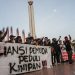 Sejumlah pemuda yang tergabung dalam Aliansi Pemuda Peduli Kinipan (AP2KI) berunjuk rasa di Taman Tugu Soekarno, Palangkaraya, Kalimantan Tengah, Minggu (30/8/2020). ANTARA FOTO/Makna Zaezar/aww.