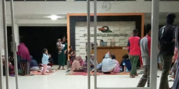 Ratusan isteri karyawan PT Minanga Ogan tuntut hak gaji suami belum dibayar empat bulan. (ANTARA/Edo Purmana/20)