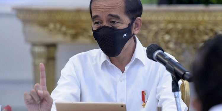 Presiden Joko Widodo saat memimpin rapat terbatas membahas laporan Komite Penanganan Covid-19 dan Pemulihan Ekonomi Nasional di Istana Merdeka, Jakarta, pada Senin, (24/8/2020). (ANTARA/HO-Biro Pers Setpres/am.)