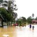Tampak anak-anak bermain di lokasi Banjir di wilayah Kelurahan Tampang Tumbang Anjir, Selasa (15/9/2020). (Foto: MASAPNEWS)