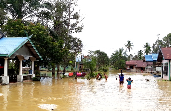 Tampak anak-anak bermain di lokasi Banjir di wilayah Kelurahan Tampang Tumbang Anjir, Selasa (15/9/2020). (Foto: MASAPNEWS)