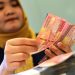 Petugas teller menghitung pecahan uang rupiah di Kantor Pusat Bank Mandiri, Kamis (28/6/2018). (ANTARA FOTO/Wahyu Putro A)