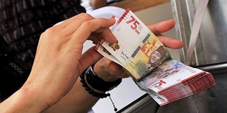 Petugas menghitung uang pecahan Rp75.000 yang akan ditukar secara kolektif di Kantor Perwakilan Bank Indonesia Sumatera Selatan Palembang, Sumatera Selatan, Selasa (8/9/2020). ANTARA FOTO/Feny Selly/foc/aa. (ANTARA FOTO/FENY SELLY/FENY SELLY)