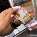 Petugas menghitung uang pecahan Rp75.000 yang akan ditukar secara kolektif di Kantor Perwakilan Bank Indonesia Sumatera Selatan Palembang, Sumatera Selatan, Selasa (8/9/2020). ANTARA FOTO/Feny Selly/foc/aa. (ANTARA FOTO/FENY SELLY/FENY SELLY)