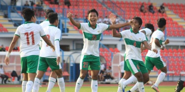 Gelandang tim nasional U-19 Indonesia Beckham Putra (keempat dari kiri) merayakan gol yang dibuat Mochammad Supriadi (ketiga dari kanan) dalam laga uji coba kontra Qatar di Stadion SRC Mladost, Cakovec, Kroasia, Kamis (17/9/2020). Pertandingan itu dimenangkan Indonesia dengan skor 2-1. (PSSI)