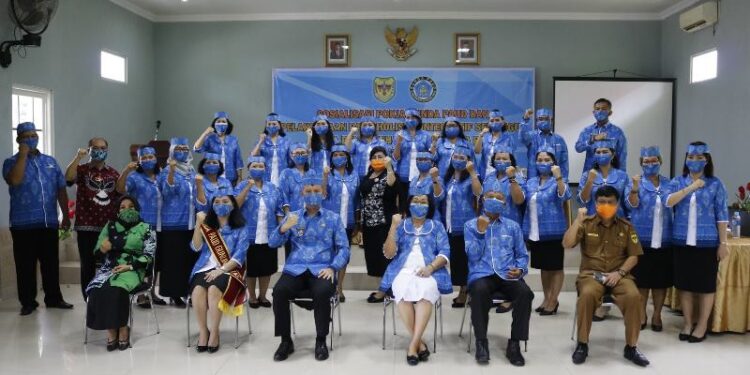 Bupati Gumas Jaya S Monong, Wakil Bupati Gumas Efrensia L.P. Umbing, Bunda PAUD Gumas Mimie Mariatie Jaya S Monong, dan lainnya berfoto bersama usai pengukuhan Pokja Bunda PAUD Gumas masa bakti 2020-2024, di Kuala Kurun, Senin (26/10/2020). (Foto : Protokol dan Perjalanan Setda Gumas)