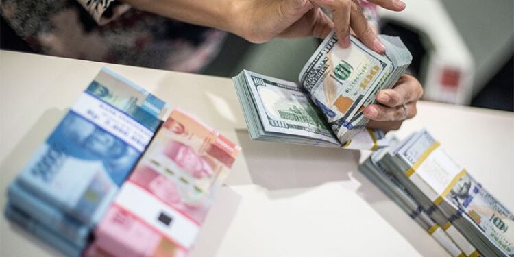 Karyawan menghitung uang dolar AS di Kantor Cabang Plaza Mandiri, Jakarta. ANTARA FOTO/Aprillio Akbar/wsj.