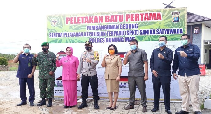 Wakil Bupati Gunung Mas, Efrensia LP Umbing, Kapolres Gumas AKBP Rudi Asriman, Pabung 1016/PLK Kapten M. Ayuff, Anggota DPRD Gumas Pebrianto, dan lainnya ketika berfoto bersama usai kegiatan peletakan batu pertama pembangunan gedung SPKT Sanika Satyawada Polres Gumas, Senin (19/10/2020) pagi. (Foto: MASAPNEWS)