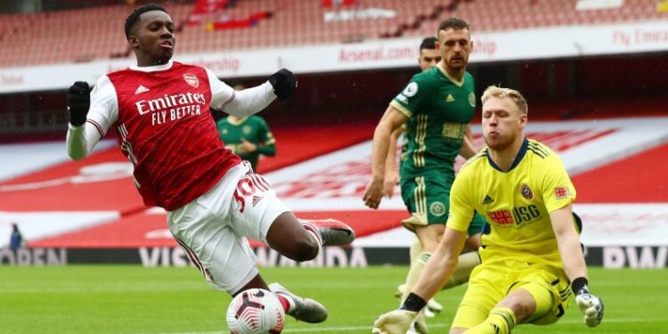 Ilustrasi - Pemain Arsenal Eddie Nketiah berebut bola dengan pemain Sheffield United Aaron Ramsdale pada pertandingan Liga Inggris di Emirates Stadium, London, Minggu (4/10/2020). Arsenal menang dengan skor 2-1. (ANT/IST)