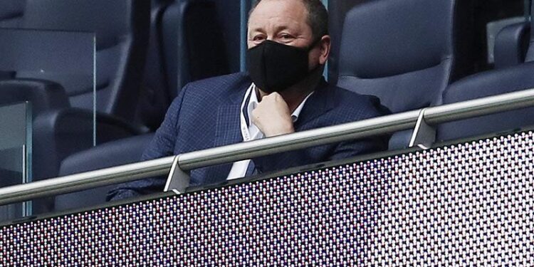 Bos Newcastle United Mike Ashley memantau timnya saat melawan Tottenham Hotspur di London (27/9/2020). ANTARA/REUTERS/Andrew Boyers/aa.