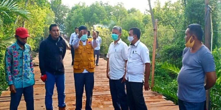 Wakil Bupati Sukamara, Ahmadi meninjau pembuatan jembatan pintu masuk lokasi wisata Pantai Tanjung Nipah, Kamis, (1/10/2020). (ANT/Dok Pribadi)