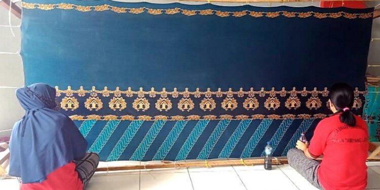 Dua wanita warga binaan sedang membatik selembar kain di Rutan Kelas II B Tamiang Layang, Kamis, (1/10/2020). (ANT/IST)