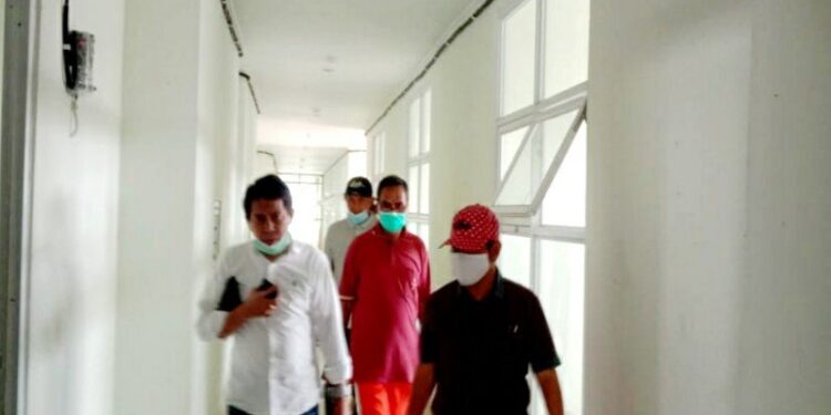 Bupati Bartim, Ampera AY Mebas (kanan) beserta jajaran meninjau Rusunawa Longkang Desa Jaar Kecamatan Dusun Timur, Rabu, (28/9/2020). (ANT/IST)
