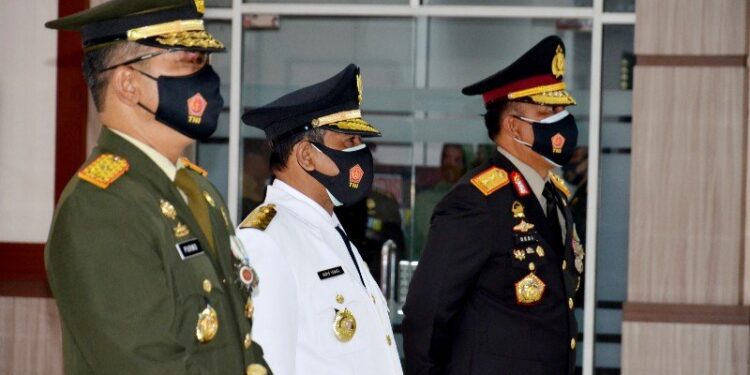 Plt Gubernur Kalteng Habib Ismail Bin Yahya (tengah) mengikuti upacara Peringatan HUT ke-75 Tentara Nasional Indonesia secara virtual melalui konferensi video dari Aula Makorem 102/Panju Panjung, Palangka Raya, Senin (5/10/2020). (ANT/IST)