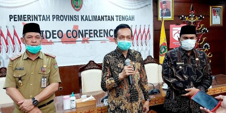 (Dari kiri ke kanan) Sekda Kalteng Fahrizal Fitri, Wakil Ketua III BAP DPD RI Zainal Arifin dan Wabup Kobar Ahmadi Riansyah. (ANT)