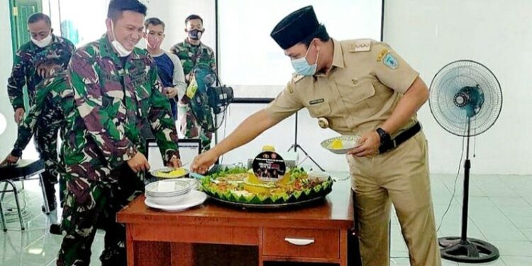 Bupati Lamandau Hendra Lesmana dalam peringatan HUT ke-75 TNI di wilayah setempat, Nanga Bulik, Senin, (5/10/2020). (ANT/IST)