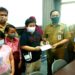 Kepala Dinas Pendidikan Kabupaten Kapuas, Suwarno Muriyat menyerahkan bantuan untuk pelajar yang mengikuti Kompetisi Sains Nasional (KSN) Sekolah Dasar tingkat Provinsi Kalimantan Tengah. (ANT/IST)
