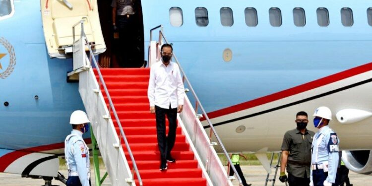 Presiden Joko Widodo tiba di Bandara Tjilik Riwut Palangka Raya, Kalimantan Tengah dan melanjutkan perjalanan menuju Kabupaten Pulang Pisau untuk penanaman perdana kawasan pengembangan food estate, Kamis, (8/10/2020). (ANTARA/Ho-Pemprov Kalteng)