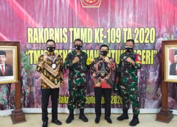 Bupati Bartim Ampera AY Mebas didampingi Pj Sekda Leonard S Ampung, menerima kunjungan Tim Wasev Mabes TNI AD Brigjend Furdy didampingi Dandim 1012 Buntok di Tamiang Layang, Kamis, (8/10/2020). (ANT)