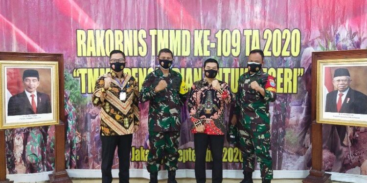Bupati Bartim Ampera AY Mebas didampingi Pj Sekda Leonard S Ampung, menerima kunjungan Tim Wasev Mabes TNI AD Brigjend Furdy didampingi Dandim 1012 Buntok di Tamiang Layang, Kamis, (8/10/2020). (ANT)