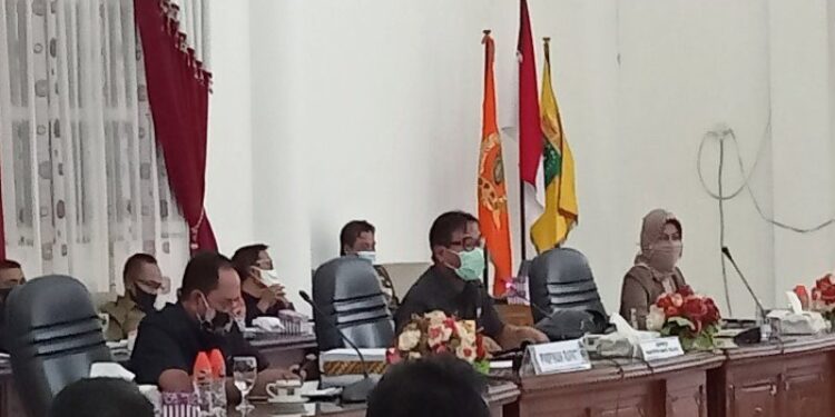 DPRD melaksanakan RDP bersama Dinas Sosial Pemberdayaan Masyarakat Desa (DSPMD), Dinas Kesehatan dan Perusahaan Daerah Air Minum (PDAM) Barito Selatan di Buntok, Senin, (12/10/2020). (ANT)