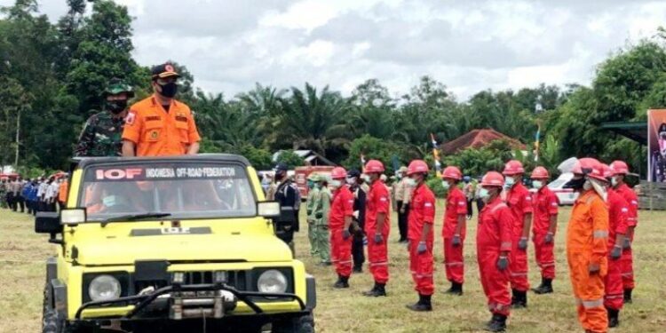Bupati Lamandau, Hendra Lesmana saat apel siaga karhutla di Desa Batu Hambawang, Kecamatan Sematu Jaya, Kamis, (15/10/2020). (ANT)