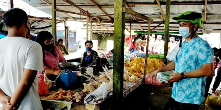 Bupati Lamandau Hendra Lesmana belum lama ini membagikan masker di Pasar Saik, Nanga Bulik. (ANT/IST)