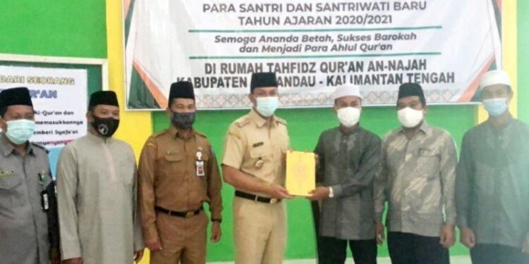 Bupati Lamandau, Hendra Lesmana (tengah) saat peluncuran Rumah Tahfidz Quran An Najah di Nanga Bulik, Selasa, (20/10/2020). (ANT)