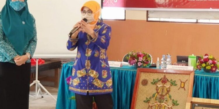 Ketua Harian Dekranasda Kalteng, Aster Bonawaty saat kegiatan bimbingan teknis pengembangan kerajinan getah nyatu di Sei Gohong, Kecamatan Bukit Batu, Palangka Raya, Senin, (19/10/2020). (ANT/IST)