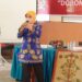 Ketua Harian Dekranasda Kalteng, Aster Bonawaty saat kegiatan bimbingan teknis pengembangan kerajinan getah nyatu di Sei Gohong, Kecamatan Bukit Batu, Palangka Raya, Senin, (19/10/2020). (ANT/IST)