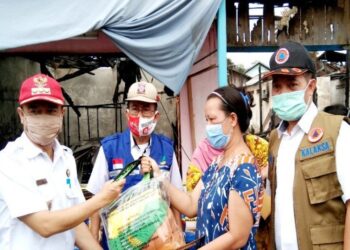 Bupati Seruyan Yulhaidir (kiri) didampingi Kepala Pelaksana BPBD Seruyan Agung Sulistyo (kanan) menyerahkan bantuan sembako kepada warga yang terkena musibah kebakaran di Kuala Pembuang, Rabu, (21/10/2020). (ANT)