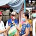 Bupati Seruyan Yulhaidir (kiri) didampingi Kepala Pelaksana BPBD Seruyan Agung Sulistyo (kanan) menyerahkan bantuan sembako kepada warga yang terkena musibah kebakaran di Kuala Pembuang, Rabu, (21/10/2020). (ANT)