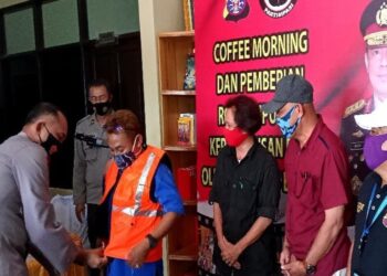 Kapolres Barito Selatan, AKBP Devy Firmansyah memasangkan rompi kepada wartawan secara simbolis di Buntok, Rabu, (21/10/2020). (ANT)