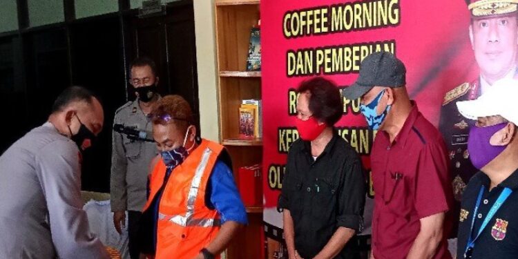 Kapolres Barito Selatan, AKBP Devy Firmansyah memasangkan rompi kepada wartawan secara simbolis di Buntok, Rabu, (21/10/2020). (ANT)
