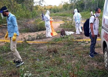 Tim Gugus Tugas Percepatan Penanggulangan COVID-19 Bartim melakukan sterilisasi pada jenazah tuan L yang ditemukan di sebuah jalan di Longkang, Desa Jaar Kecamatan Dusun Timur, Rabu (21/10/2020). (ANT/IST)