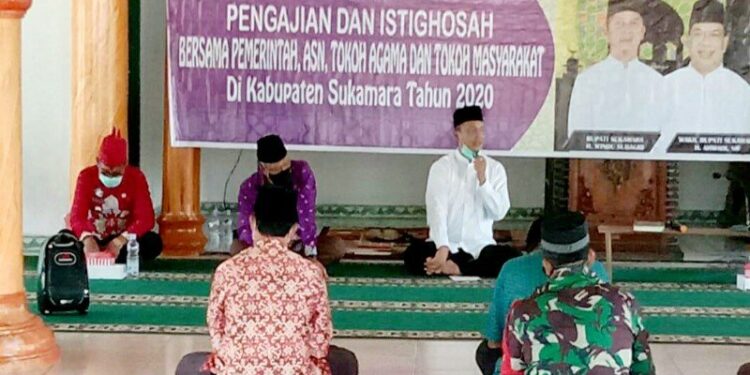 Bupati Sukamara Windu Subagio mengikuti pengajian dan istighosah di Masjid Al Muhajirin, Kecamatan Balai Riam, Kamis, (22/10/2020). (ANT/IST)