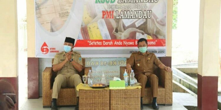 Bupati Lamandau Hendra Lesmana (kiri) bersama Wabup Lamandau Riko Porwanto (kanan) saat peresmian UTD RSUD setempat di Nanga Bulik, Senin, (26/10/2020). (ANT/IST)