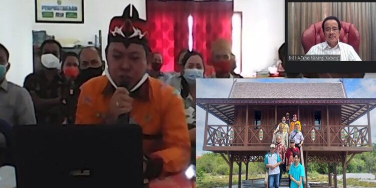 Anggota DPD RI Agustin Teras Narang (kanan atas) saat berdialog dengan Kepala Desa dan masyarakat Desa Bukit Liti melalui virtual dalam rangka reses DPD RI penyerapan aspirasi dan pengawasan pelaksanaan Undang-undang Nomor 23 Tahun 2014 tentang Pemerintahan Daerah, Kamis (15/10/2020). (ANT/IST)