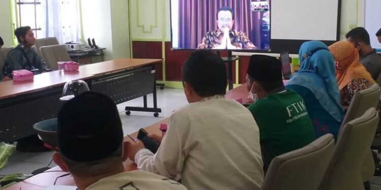 Anggota DPD RI Agustin Teras Narang saat berkunjung secara virtual sekaligus berdialog dengan Rektor dan civitas akademika IAIN Palangka Raya dalam rangka sosialisasi kelembagaan sekaligus memperingati hari ulang tahun DPD RI ke-16, Jumat (2/10/2020). (ANT/IST)