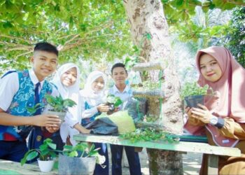 Atika Widyastuti Basri bersama anak didik pelajar SMPN 4 Muara Teweh di Desa Lemo II, Kecamatan Teweh Tengah, sebelum pandemi COVID-19. (ANT/IST)