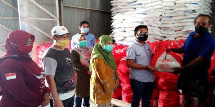 Plt Kadis Sos PMD Barito Utara Eveready Noor didampingi Kasi Pendampingan dan Pemberdayaan Bidang Penanganan Fakir Miskin, pada Dinas Sosial Provinsi Kalteng Ema Hermawati, Kepala Bulog, Lurah Lanjas menyerahkan bantuan secara simbolis kepada warga di Muara Teweh, Jumat (16/10/2020). (ANT/IST)