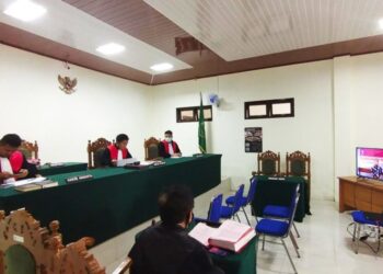Ketua Majelis Hakim PN Tamiang Layang Helka Rerung didampingi Kharisma dan Febdhy Setyana selaku anggota, membacakan amar putusan untuk terdakwa begal Ketut di PN Tamiang Layang, Kamis (8/10). (ANT)
