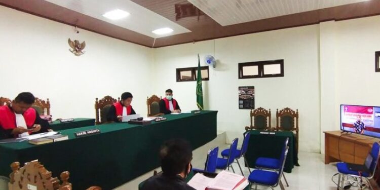Ketua Majelis Hakim PN Tamiang Layang Helka Rerung didampingi Kharisma dan Febdhy Setyana selaku anggota, membacakan amar putusan untuk terdakwa begal Ketut di PN Tamiang Layang, Kamis (8/10). (ANT)