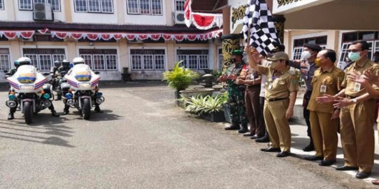 Bupati Bartim Ampera AY Mebas didampingi FKPD dan jajaran kepala SOPD melepas pasukan anti unjuk rasa dan demonstrasi Kabupaten Bartim di Tamiang Layang, Senin (5/10). Pasukan anti unjuk rasa terdiri dari TNI, Polri dan Satpol PP. (ANT)