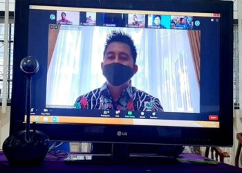 Bupati Barito Utara H Nadalsyah membuka kegiatan zoom virtual meeting yang diikuti diikuti semua perangkat kecamatan dan desa se-Kabupaten Barito Utara, Kamis (1/10/2020). (ANT/IST)