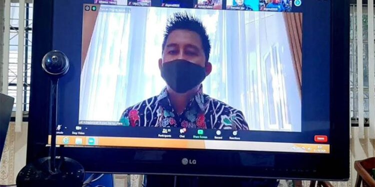Bupati Barito Utara H Nadalsyah membuka kegiatan zoom virtual meeting yang diikuti diikuti semua perangkat kecamatan dan desa se-Kabupaten Barito Utara, Kamis (1/10/2020). (ANT/IST)