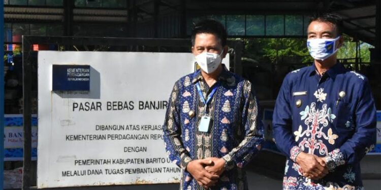 Bupati Barito Utara H Nadalsyah didampingi Wakil Bupati Sugianto Panala Putra dan kepala perangkat daerah usai meninjau Pasar PBB Muara Teweh, Jumat (5/6/2020). (ANT/IST)