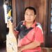 Ketua Komunitas Kacapi Tingang Harmuda menunjukkan jam dengan desain kacapi yang ada di kediamannya, di Kelurahan Tampang Tumbang Anjir, Kecamatan Kurun, Sabtu (3/10/2020).